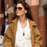 NOVA IORQUE, NOVA IORQUE - FEVEREIRO 06: A atriz Katie Holmes é vista chegando ao desfile de moda outono / inverno 2025 de Christian Siriano no Chelsea Industrial em 6 de fevereiro de 2025 na cidade de Nova York. (Foto de Gilbert Carrasquillo/GC Images)