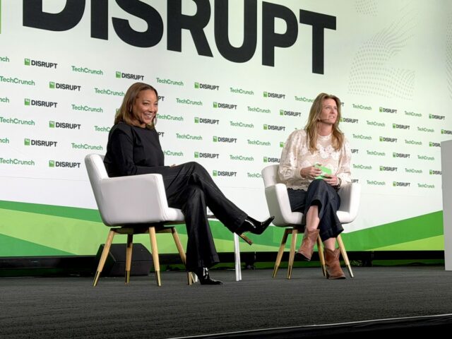 As empresas Robotaxi precisam fazer ainda mais para mostrar segurança, Waymo Co-CEO Takedra Mawakana and TechCrunch Transportation Editor Kirsten Korosec at TechCrunch Disrupt 2025