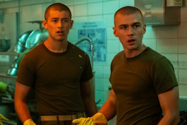As estrelas de 'Boots' Miles Heizer e Liam Oh falam sobre a morte chocante do recruta: “Todo mundo percebe o quão sério isso é”

