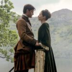As estrelas de 'Outlander: Blood of My Blood' adoraram interpretar os momentos mais felizes de Henry e Julia no final da 1ª temporada: “Graças a Deus porque a dor de cabeça foi bastante extrema”