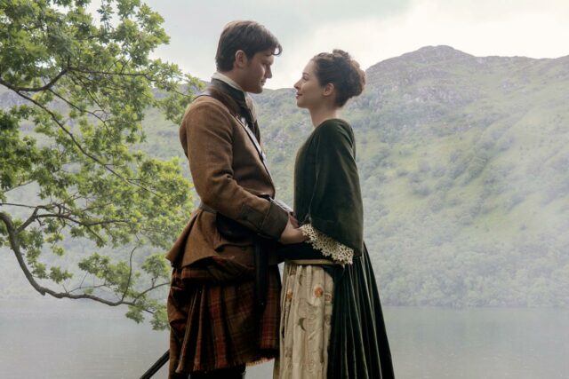 As estrelas de 'Outlander: Blood of My Blood' adoraram interpretar os momentos mais felizes de Henry e Julia no final da 1ª temporada: “Graças a Deus porque a dor de cabeça foi bastante extrema”

