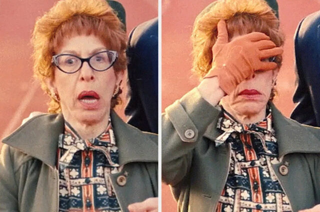 As pessoas estão compartilhando o momento exato em que sabiam Uma galinha marrom com penas brancas fica perto de uma estrutura de madeira em um recinto