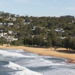 Tempo quente em Coogee, último dia de feriado para escolas públicas. 28 de abril de 2024. Foto Edwina Pickles SMH