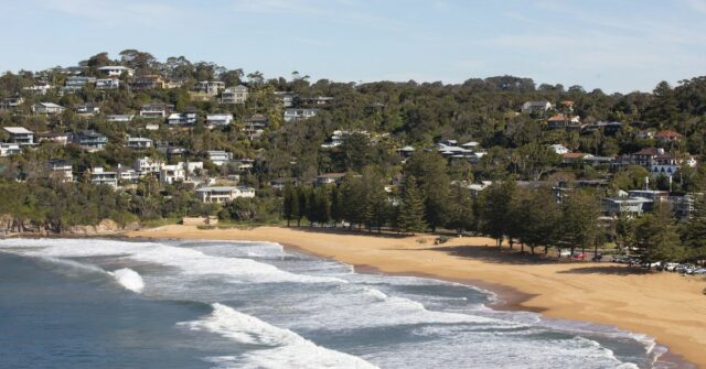 Tempo quente em Coogee, último dia de feriado para escolas públicas. 28 de abril de 2024. Foto Edwina Pickles SMH