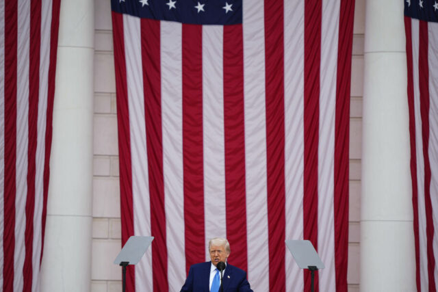 O presidente Donald Trump possui uma ordem executiva assinada após falar durante uma cúpula de IA no Auditório Andrew W. Mellon, quarta-feira, 23 de julho de 2025, em Washington. (Foto AP/Julia Demaree Nikhinson)
