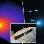 Ilustração da sonda Europa Clipper orbitando a lua de Júpiter, Europa, com Júpiter visível ao fundo.