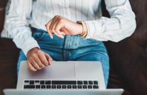 As três principais razões pelas quais os australianos em um estado querem o direito legal de trabalhar em casa Mulher dizendo a hora de assistir a estoque