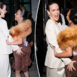 Assista à linda Sarah Paulson batendo repetidamente na bunda de Kim Kardashian na exibição de 'All's Fair'