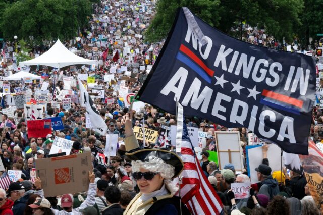 Assista ao vivo: protestos 'No Kings' nos EUA

