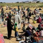 Famílias deslocadas de el-Fasher num campo de deslocados onde procuraram refúgio dos combates entre as forças governamentais e a RSF, em Tawila, região de Darfur
