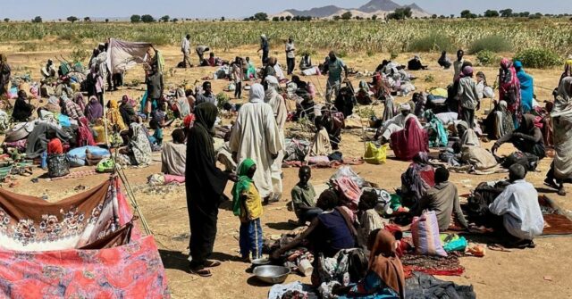 Famílias deslocadas de el-Fasher num campo de deslocados onde procuraram refúgio dos combates entre as forças governamentais e a RSF, em Tawila, região de Darfur