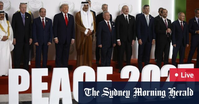 A partir da esquerda, o presidente turco Recep Tayyip Erdogan, o presidente egípcio Abdel Fattah al-Sisi, o presidente dos EUA, Donald Trump, o emir do Catar Cheikh Tamim ben Hamad al-Thani, o rei Abdullah II da Jordânia e outros dignitários posam durante a foto de família na Cúpula Internacional da Paz em Gaza, em Sharm el-Sheikh, Egito.