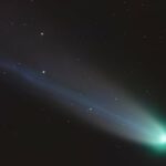 Uma ilustração mostra estrelas e constelações com um alvo que mostra onde estará o cometa Lemmon.