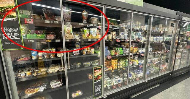 Australianos exigem que Woolies tragam de volta produtos básicos que Sydney, Austrália 2021-01-07: Vista externa do supermercado Woolworths Miranda durante o bloqueio pandêmico de COVID-19