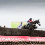 Um cavalo cavalga sobre um banner promocional do BHA. Autoridade Britânica de Corridas de Cavalos resiste a aumentos de impostos