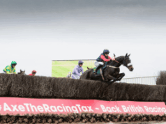 As corridas de cavalos não serão afetadas pelo regime planejado de taxas de apostas de dois níveis de Rachel Reeves Um cavalo cavalga sobre um banner promocional do BHA. Autoridade Britânica de Corridas de Cavalos resiste a aumentos de impostos