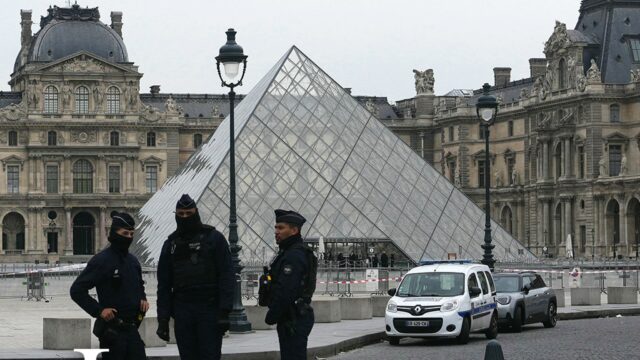Autoridades apreendem dois suspeitos de roubo de joias da coroa Museu do Louvre-getty-1