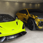 Dois carros esportivos de luxo estacionados em uma garagem moderna – um McLaren verde-limão brilhante e um Lamborghini Urus dourado e preto. Polícia brasileira desmantela quadrilha de lavagem de dinheiro de US$ 116 milhões ligada a drogas e apostas online
