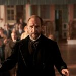 Avaliação de 'The Choral': Ralph Fiennes realiza um oratório anti-guerra que soa doce, mas cuidadosamente desafiador