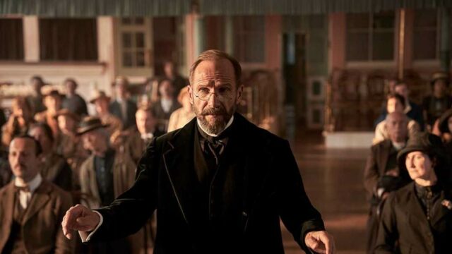 Avaliação de 'The Choral': Ralph Fiennes realiza um oratório anti-guerra que soa doce, mas cuidadosamente desafiador 

