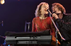 Avaliação de Tune Sung Blue: Hugh Jackman e Kate Hudson enfrentam amor e perda na dramatização da banda tributo a Neil Ruby Hugh Jackman e Kate Hudson em