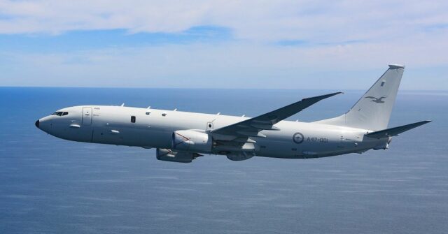 O primeiro P-8A Poseidon da Força Aérea Real Australiana voa pela costa do Golfo de São Vicente, perto de Adelaide, no sul da Austrália. *** Legenda local *** Pela primeira vez na Austrália, aeronaves Neptune, Catalina, AP-3C Orion e P-8A Poseidon sobrevoaram Adelaide juntas para marcar o início de uma nova era para a Real Força Aérea Australiana. Representando quatro gerações de aeronaves pilotadas pelo Esquadrão Número 11, as aeronaves sobrevoaram Adelaide para comemorar a chegada do primeiro Royal Australian A
