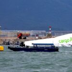 Avião de carga de Hong Kong derrapa e mata dois