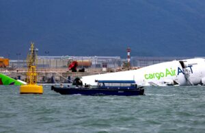 Avião de carga de Hong Kong derrapa e mata dois Avião de carga de Hong Kong derrapa e mata dois