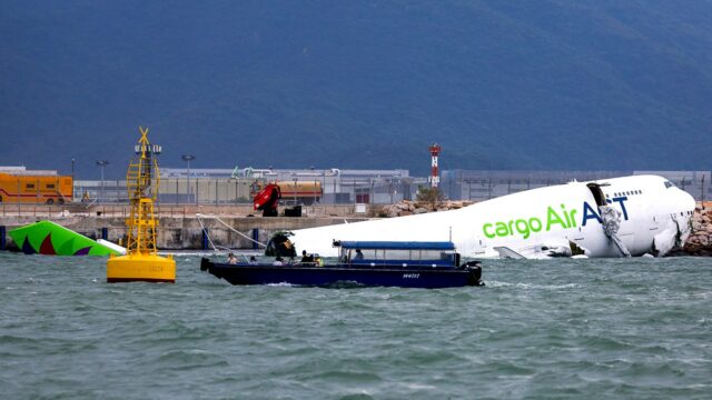 Avião de carga de Hong Kong derrapa e mata dois

