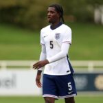 Ayden Heaven aquecendo contra o Brentford