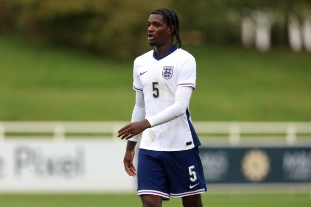 Ayden Heaven aquecendo contra o Brentford