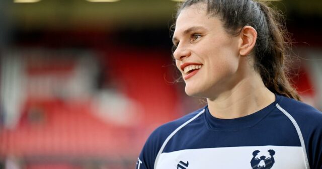 Barbie está em parceria com Ilona Maher e várias outras celebridades de rugby para ajudar a manter as mulheres em atividades esportivas 

