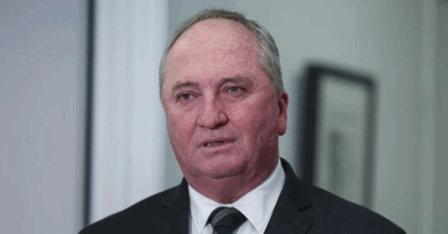 Barnaby Joyce despreza os Nacionais, mas insiste que continua membro Membro do New England Barnaby Joyce durante uma entrevista na galeria de imprensa.