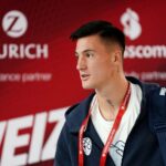 Benjamin Sesko controlando a bola contra o Kosovo