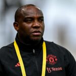 O atacante do Manchester United, Rasmus Hojlund, com o prêmio do Match Man of the Match, após a vitória de Napoli por 2 x 1 sobre o Sporting CP no Diego Armando Maradona Stadium em 2025 em Nápoles, Itália.