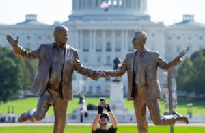 Besties Trump e Epstein se reúnem no National Mall Esta imagem foi publicada segunda -feira, 8 de setembro de 2025, no relato X dos democratas no Comitê de Supervisão da Câmara mostra uma nota de aniversário sexualmente sugestiva a Jeffrey Epstein aludindo a um