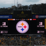 Pittsburgh Steelers Acrisure Stadium, close-up no suporte de TV com a marca BetMGM