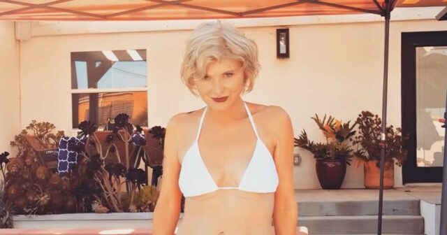 Promo Barbara Corcoran atordoa em um biquíni