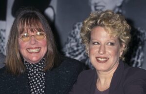Bette Midler comemora a costar Diane Keaton do ‘First Partners Club’ MSDFIWI_EC003 Elenco do First Wives Club: Onde estão as estrelas do filme agora?