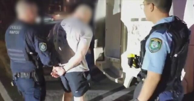 Bikie procurado pela polícia em dois estados, preso após semanas Tarek Zahed sendo preso por policiais de NSW.