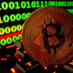 Ilustração de uma moeda de criptomoeda Bitcoin em um teclado com código binário em segundo plano.
