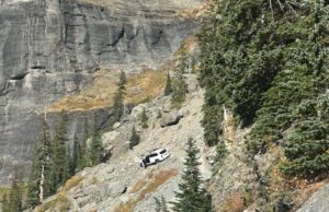 Black Bear Pass fechado para sempre depois que o motorista da Carolina do Sul negligencia as precauções Um Telluride de Kia está preso na Black Bear Road, perto de Bridal Veil Falls. (Cortesia do Gabinete do Xerife do Condado de San Miguel)