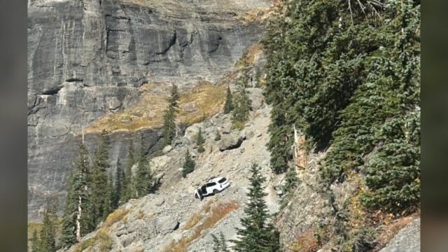 Um Telluride de Kia está preso na Black Bear Road, perto de Bridal Veil Falls. (Cortesia do Gabinete do Xerife do Condado de San Miguel)