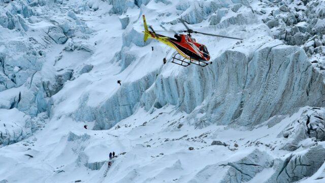 Blizzard prende centenas no Monte Everest enquanto as equipes de resgate correm para salvar vidas

