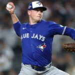 Louis Varland nº 77 do Toronto Blue Jays arremessa contra o New York Yankees.