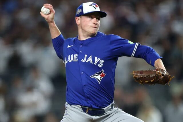 Louis Varland nº 77 do Toronto Blue Jays arremessa contra o New York Yankees.