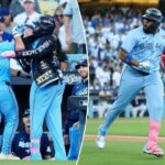O jogador de primeira base do Toronto Blue Jays, Vladimir Guerrero Jr. (27), comemora depois de fazer um home run solo durante o primeiro turno contra o Los Angeles Dodgers durante o quinto jogo da 2025 MLB World Series no Dodger Stadium.
