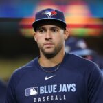 George Springer, no centro, sai do campo ao sair com uma lesão no técnico John Schneider, à esquerda, e no primeiro treinador atlético assistente Voon Chong, à direita, durante a sétima entrada no jogo 3 da World Series de beisebol.