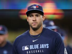 Blue Jays poderia ter a estrela George Springer de volta em grande impulso no Jogo 6 George Springer, no centro, sai do campo ao sair com uma lesão no técnico John Schneider, à esquerda, e no primeiro treinador atlético assistente Voon Chong, à direita, durante a sétima entrada no jogo 3 da World Series de beisebol.