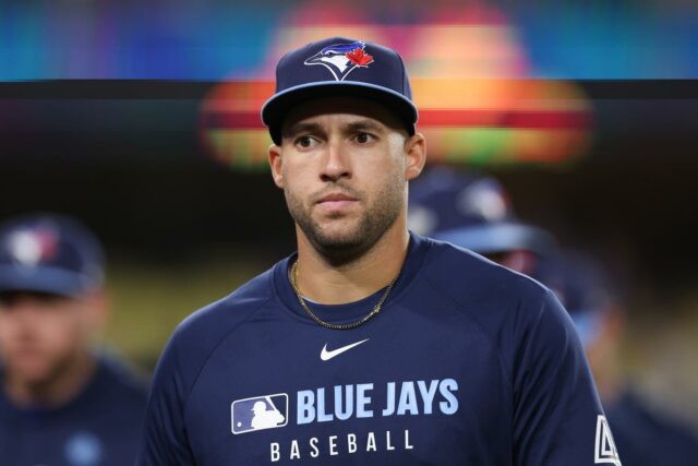 Blue Jays poderia ter a estrela George Springer de volta George Springer, no centro, sai do campo ao sair com uma lesão no técnico John Schneider, à esquerda, e no primeiro treinador atlético assistente Voon Chong, à direita, durante a sétima entrada no jogo 3 da World Series de beisebol.